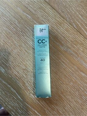it cosmetics CC+ Oil-Free Matte Cream Color Light in Mint Green Packaging.